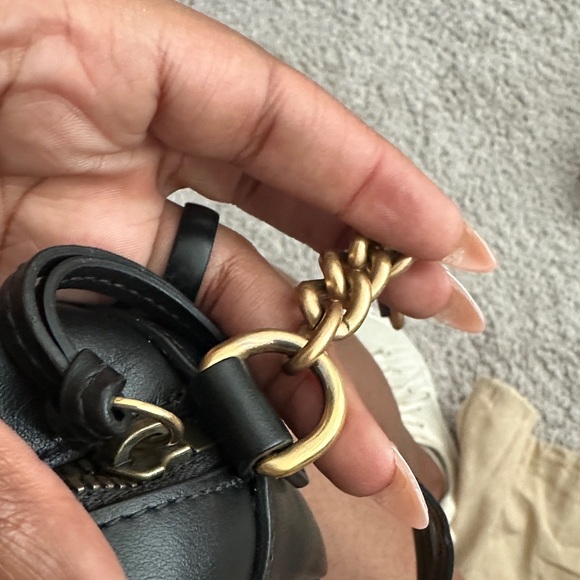 Gucci Black Chevron Crossbody Bag with Gold Logo - Picture 6 of 16